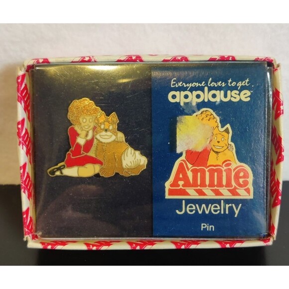 Vintage 1982 ANNIE and SANDY New in Box Little Orphan Annie Lapel Pin Jewelry - Picture 10 of 10